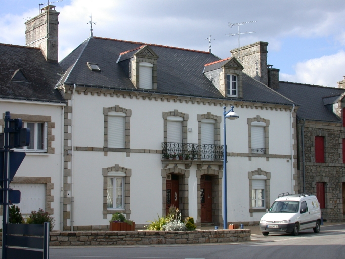 Maison, vue générale ; Au bourg, maison n°6 et 7 place du Marché, vue générale.