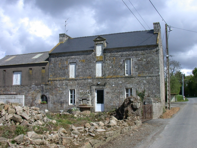 Vue générale de la ferme et du puits.