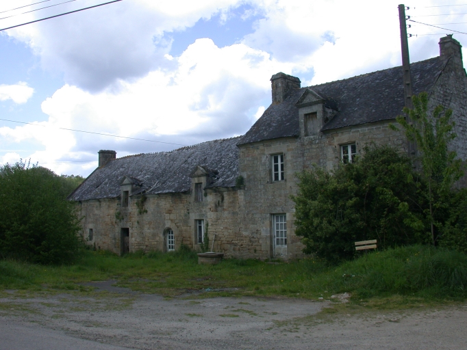 Vue générale ; Kerfos, logis à une pièce par étage construit en alignement des parties agricoles