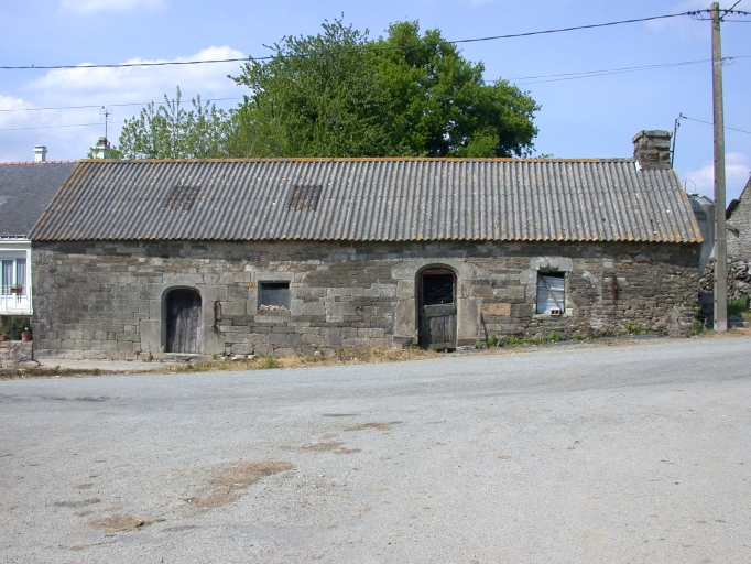 Vue générale ; Penpoul, ferme construite en pierre de taille de schiste