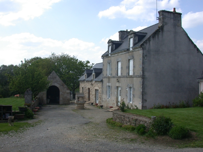 Vue générale ; Guernic Saint-Fiacre, cour de ferme avec grange