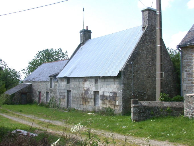 Vue générale ; Guernic Saint-Fiacre, ferme avec soue perpendiculaire à l'étable