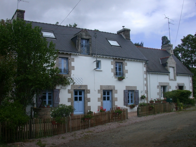 Vue générale ; Rue du Vieux bourg, logis double à étage