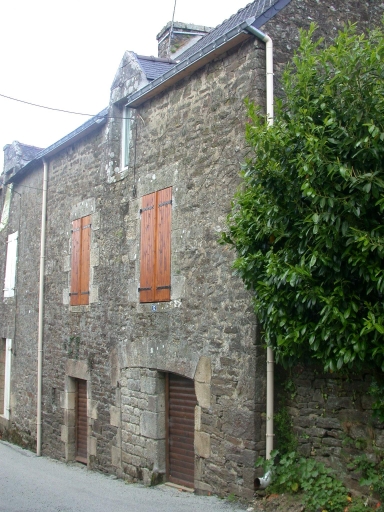 Vue générale ; Rue du Vieux bourg (12), logis sur dépendance