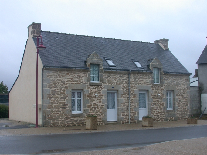 Vue générale ; Rue de la Mairie (2), logis double