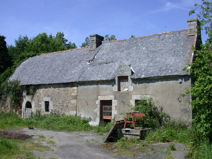 Vue générale ; Govero, logis à pièce unique construit dans le prolongement d'un logis-étable