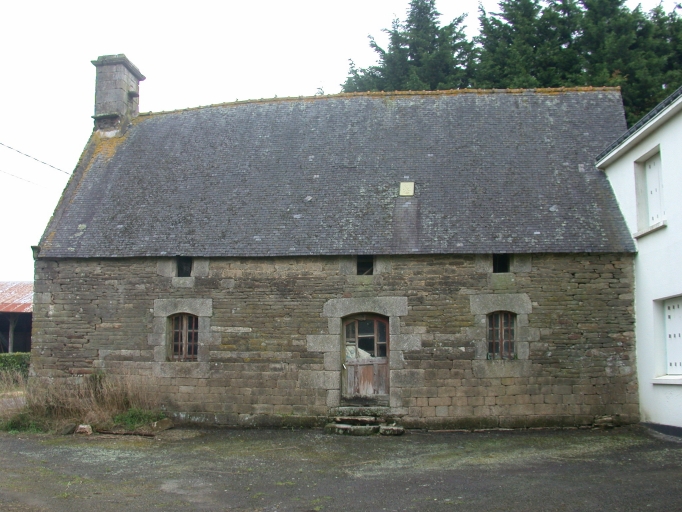 Vue générale du logis daté 1838 ; Tallen-Raut, logis à deux pièces symétriques 