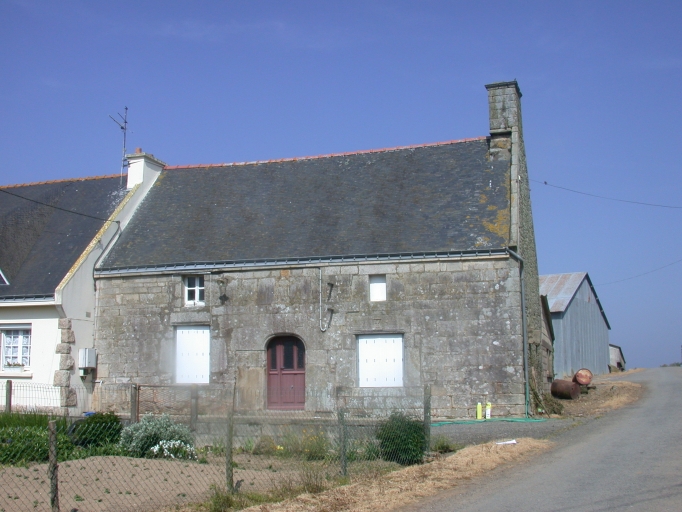 Vue générale ; Kerhéro, logis de prêtre