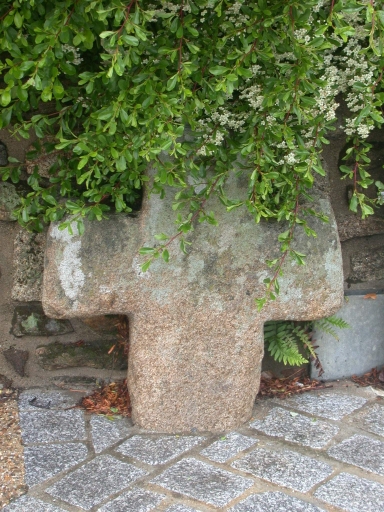 Vue générale ; Rue de la Gare, croix de chemin médiévale, vue générale
