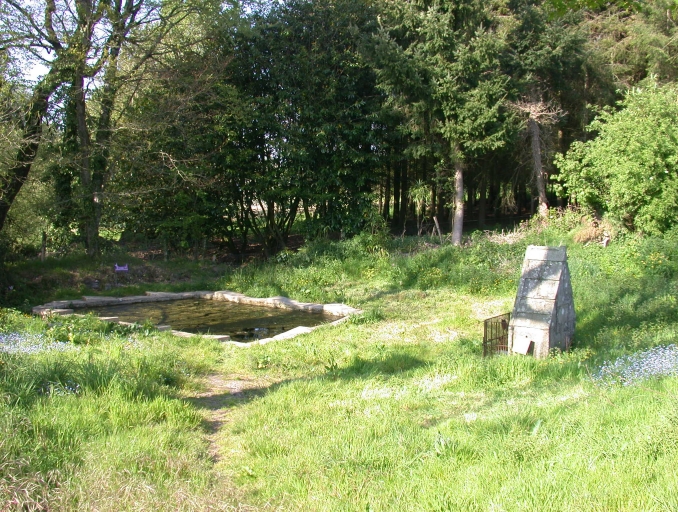 Vue générale ; Fontaine de dévotion Saint-Barthélemy, vue générale