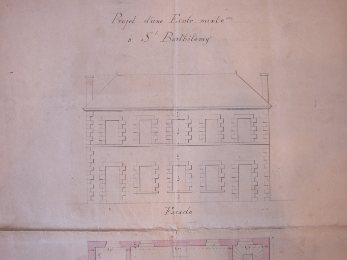 Façade de l'école, 1879 (A.D. du Morbihan, série O) ; Ecole publique rue de la gare, dessin de la façade, 1879 (A.D. du Morbihan, série O)