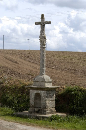 Vue générale ; Kergroix, croix de chemin, vue générale
