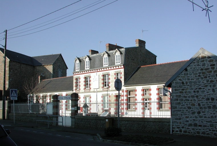 Ecole et ancienne mairie de Langueux. L'ensemble a été construit dans les jardins du presbytère autour des années 1910. ; Vue générale prise du côté est ; Vue générale du groupe scolaire comprenant un local pour la mairie. L'ensemble a été construit en 1910 sur les plans de l'architecte Victor le Guen.