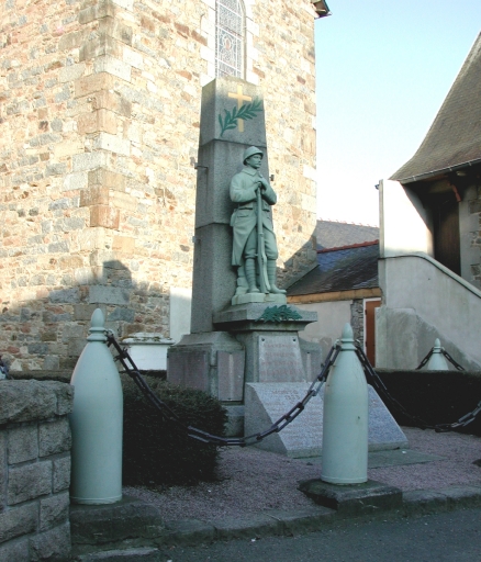Le monument aux morts (1921). ; Vue générale prise du côté ouest ; Vue générale du monument aux morts et du Poilu (1921).