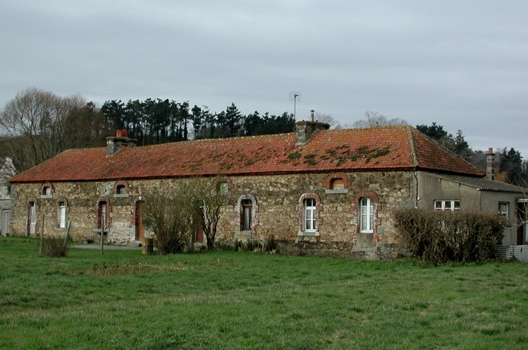 Elévation antérieure d'une habitation construite pour l'hébergement des ouvriers des Tuileries et Briqueteries. ; Vue générale ; Les Grèves. Anciennes habitations ouvrières.