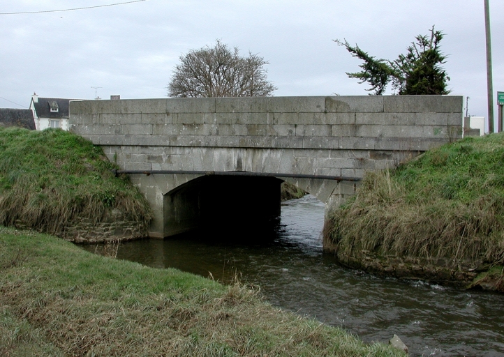 Pont du Moulin de la Grève (1853). ; Vue générale ; Vue générale du pont du Moulin de la Grève. L'ouvrage a été construit en 1853.