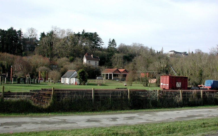 Vue générale du site. On distingue l'ancienne voie ferrée au premier plan et la maison de l'administrateur à l'arrière plan. 
