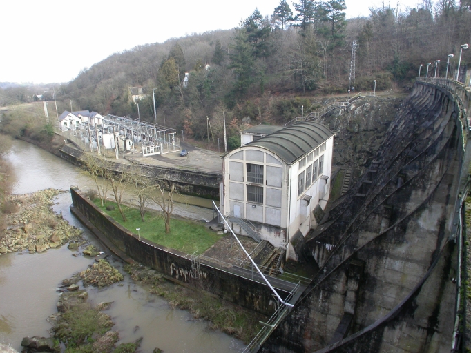 Vue générale ouest du barrage à voûtes multiples et contreforts, de la salle des machines et du transformateur. ; Vue générale ouest du barrage à voûtes multiples et contreforts, de la salle des machines et du transformateur.