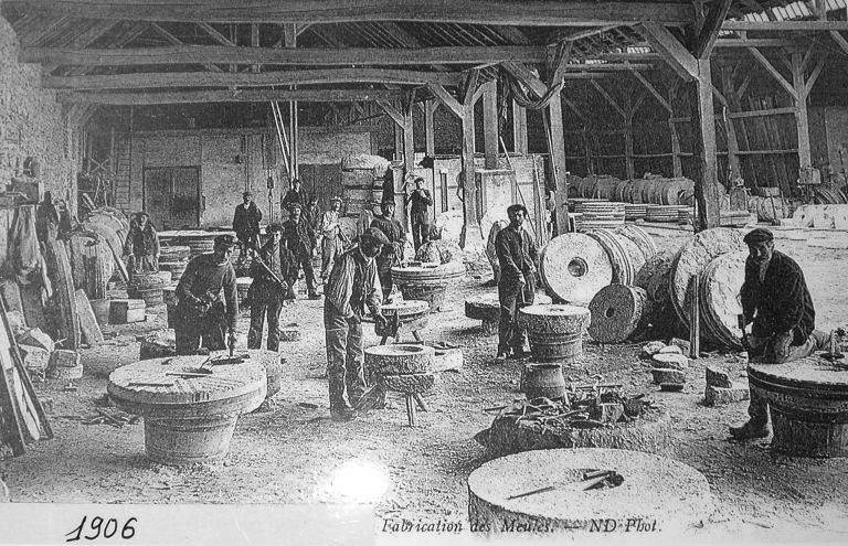La Pyrie, carte postale anciienne : atelier de fabrication des meules ; Carte postale ancienne : atelier de fabrication des meules (1906).