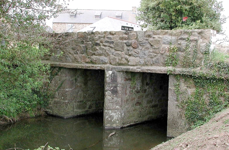 Planguenoual, la Ville-Méen. Vue générale du pont (1ère moitié du 19e siècle) ; Planguenoual. Vue générale du pont de la Ville-Méen (1ère moitié 19e siècle). La mise en oeuvre du tablier, appareillé de grès, fait appel à la technique du palis [Annexe 1]