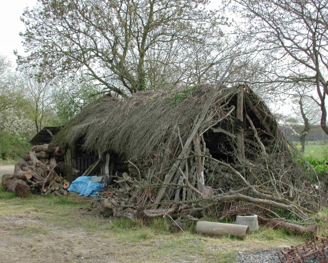 Planguenoual, la Longueraie. Hangar hébergeant autrefois les charettes, construit vers 1950 sur le modèle d'un hangar antérieur ; Planguenoual, la Longueraie. Hangar (vers 1950)