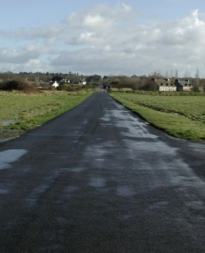 Vue générale du tracé de l'ancienne voie ferrée prise depuis les Grèves d'Hilllion.
