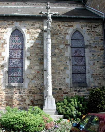 Yffiniac, le Bourg. Croix de mission érigée en 1880 (Hernot Yves, sculpteur) ; Vue générale