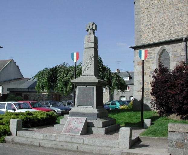 Yffiniac, le Bourg. Le monument aux morts érigé en 1920 (Morvas, marbrier) ; Vue générale
