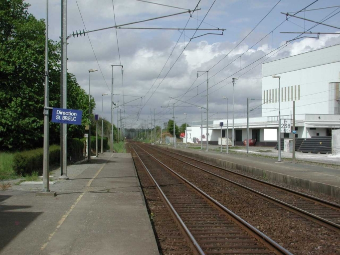 Vue générale de la ligne de chemin de fer en direction de Saint-Brieuc