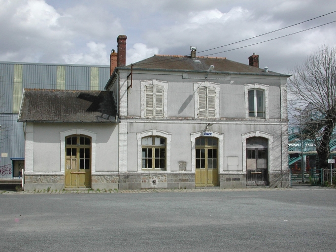 Yffiniac. La gare (3e quart du 19ème siècle) ; La gare. ; La gare d'Yffiniac. Vue générale de la façade antérieure
