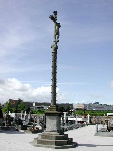 Yffiniac, le Bourg. Croix de cimetière érigée en 1896 (Hernot Yves, sculpteur) ; Vue générale