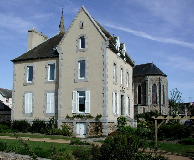 Yffiniac, le Bourg. Ancien presbytère construit vers 1884 (Morvan, architecte) ; Vue générale prise depuis le sud-est ; Vue générale de l'ancien presbytère construit en 1884 par l'architecte Morvan