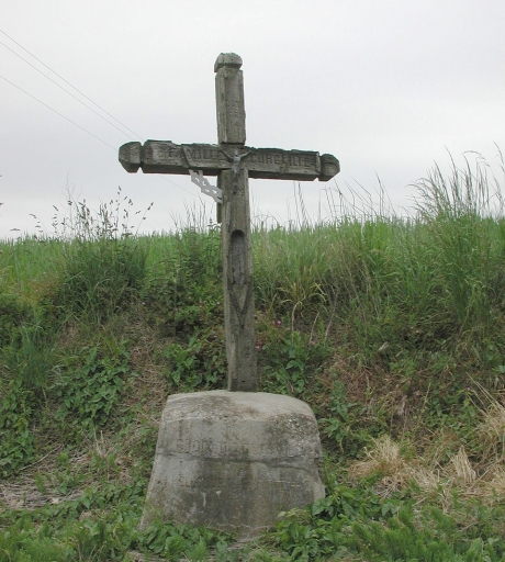 Yffiniac, la Rue Fardel. Croix de chemin érigée en 1826 ; Vue générale