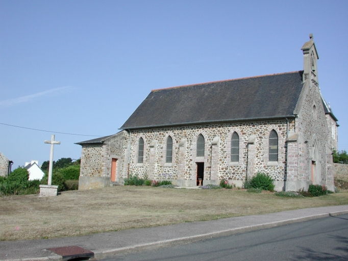 Pléneuf-Val-André, Dahouët. Chapelle Notre-Dame-de-la-Garde (Auguste Courcoux, architecte). ; Vue générale