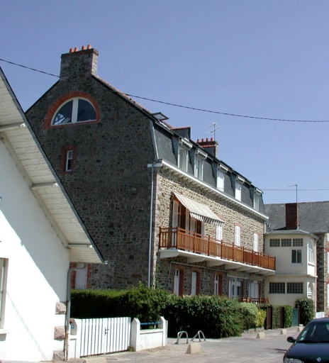 Vue générale de la façade antérieure.