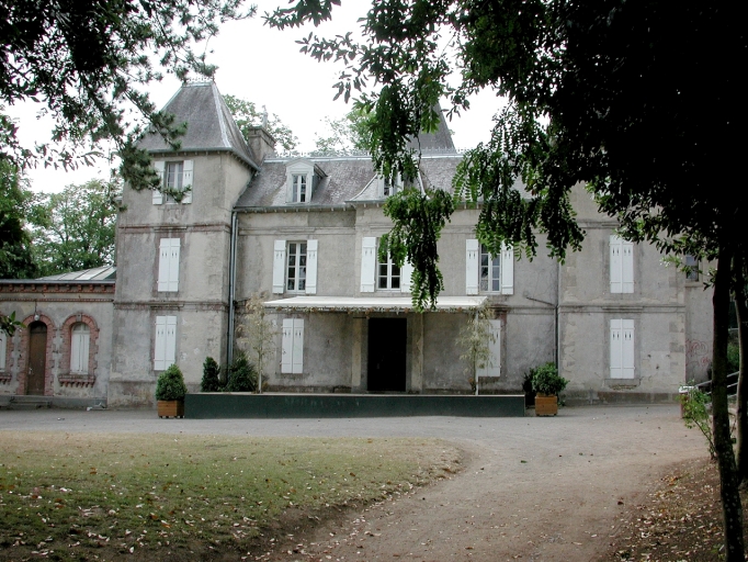 Vue générale de la façade antérieure.