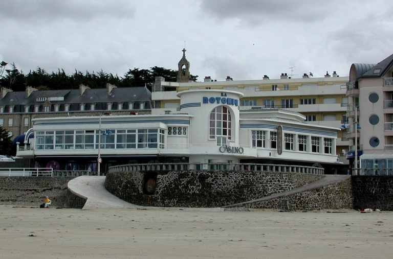 Pléneuf-Val-André. Vue générale du casino (Le Gouëllec et Le Petit, architectes). ; Vue générale du casino (Le Gouëllec et Le Petit, architectes). ; Casino du Val-André (Le Gouëllec et Le Petit, architectes).