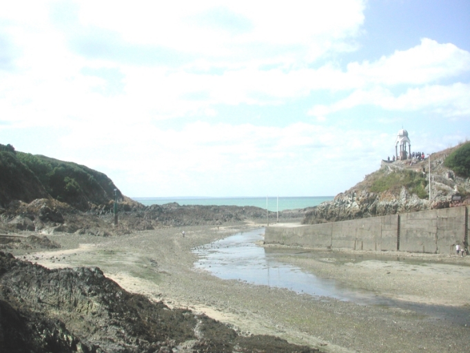 Vue générale de la cale Hamonet aujourd'hui, à marée basse (AD 22)