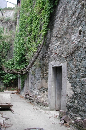 Vue générale du bâtiment : ex-voilerie et remise