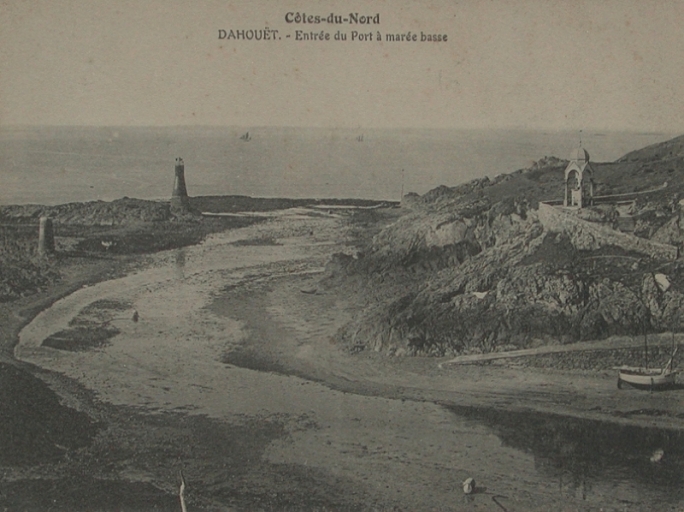 Tourelle d'amarrage et phare à l'entrée de Dahouët (collection Grimaud) ; Vue générale de l'entrée du port de Dahouët avec la tourelle de 1905