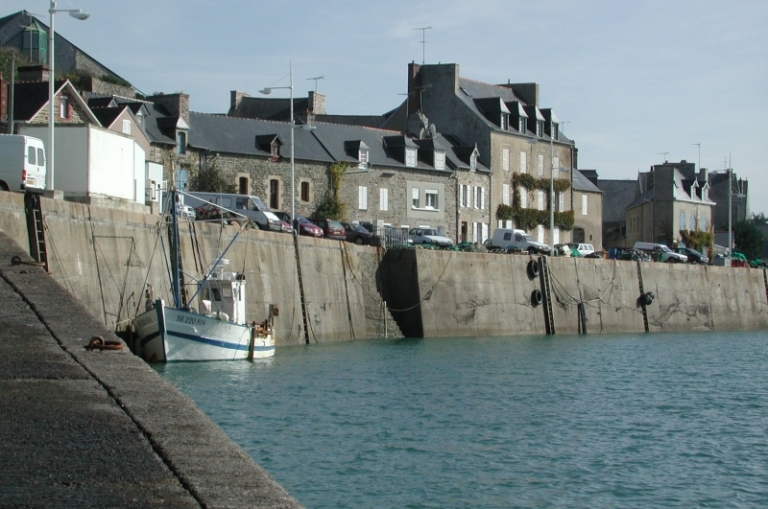 Les quais rive droite avec la Maison Carfantan ; Les quais de Dahouët aujourd'hui en aval (rive droite) : un port de caractère   ; Vue générale du port et des quais rive droite, aujourd'hui
