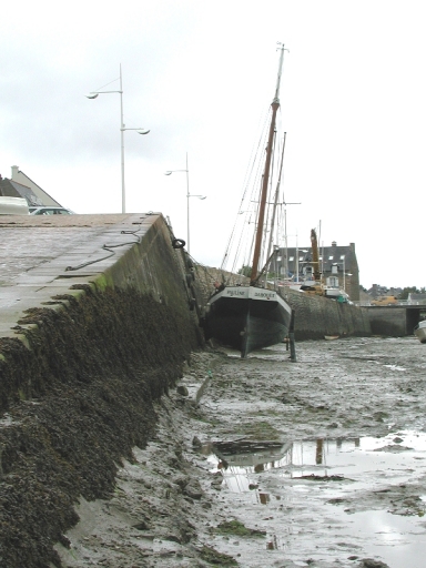 La cale Hourdin : échouage de la Pauline et parking à voitures du port ; Nouveaux quais en pierres de taille construits entre 1903 et 1909 (Harel de la Noë)