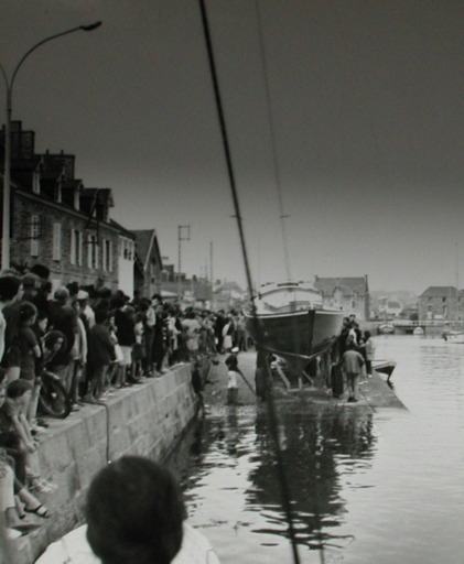 Mise à l'eau d'un bateau du chantier Tocqué sur la cale Hourdin dans les années 1960 (collection particulière) ; Mise à l'eau à la cale Hourdin du bateau Clauphidi construit par Pierre Tocqué pour Raymond Degrenne dans les années 1960