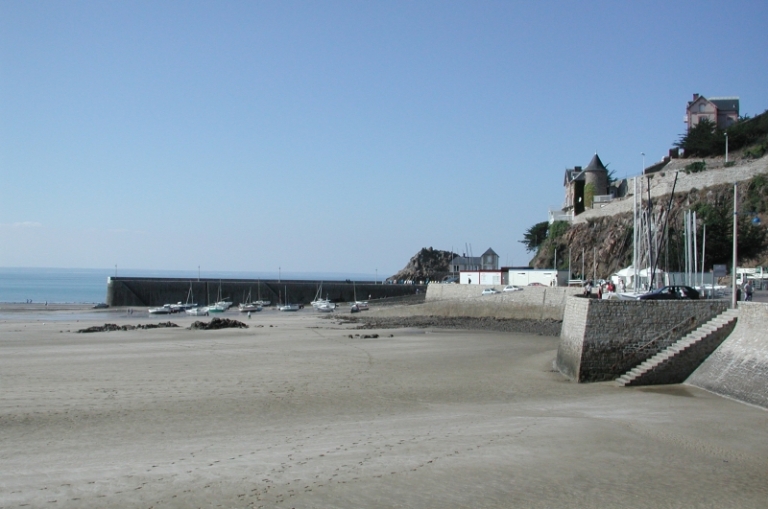 Le port de Piégu aujourd'hui ; Vue d'ensemble du quai de la Guérette avec les nouvelles cales et la jetée de Piégugu et les enrochements extérieurs ; Les aménagements récents et traditionnels du port de Piégu