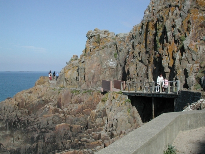 Promenade de la Lingouare avec les ponts suspendus