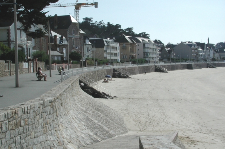 Vue générale de la digue-promenade ; Vue générale de la digue-promenade aujourd'hui ; La digue-promenade du Val-André - Vue générale de la digue-promenade