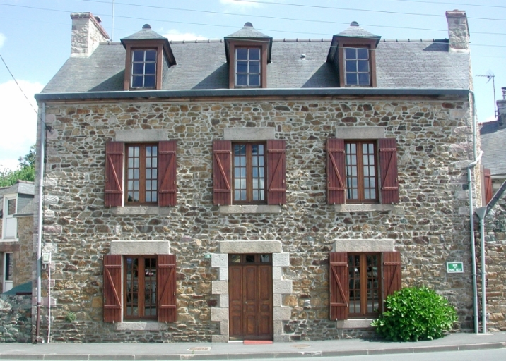 Vue générale de l'ancienne maison d'habitation devant la forge Trotin.