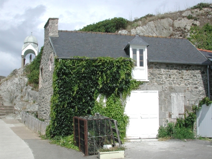 Vue générale des anciennes écuries de la pointe Hamonet (72 quai des Terres-Neuvas) ; Le bâti littoral proche de l'oratoire