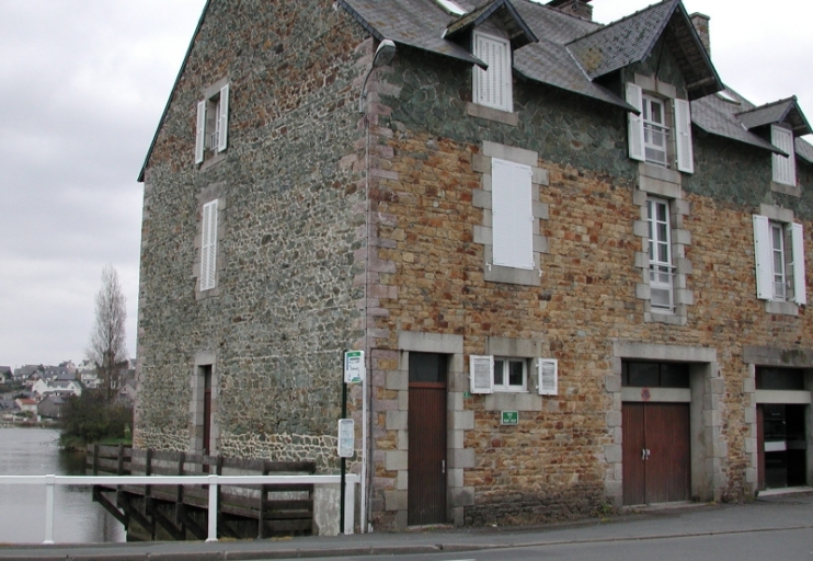 Vue de trois-quart de l'ancien bâtiment commercial