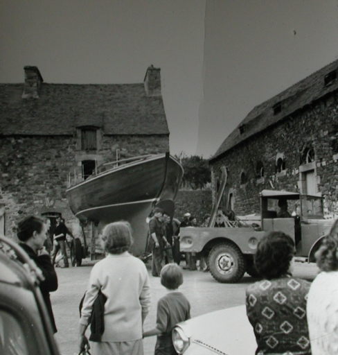 Mise à l'eau de l'un des premiers grand bateaux du chantier Tocqué Clophidi devant l'ancien grenier à sel, quai des Terre-Neuvas ; L'ancien grenier à sel dans les années 1960, lors de la mise à l'eau du bateau de plaisance Clophidi, réalisé par Pierre Tocqué 